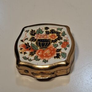 Vintage Stratton England Floral Gold Enamel Peony Trinket Pill Box Ashtray 🏵